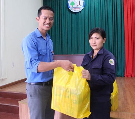 Đại diệnTỉnh Đoàn trao quà tặng thanh niên công nhân Công ty Cổ phần Đô thị và Môi trường Đắk Lắk.