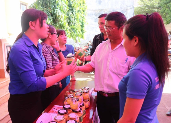 Chị Huỳnh Thị Kim Cương (bìa trái) giới thiệu sản phẩm khởi nghiệp của thanh niên trên địa bàn phường cho khách hàng.