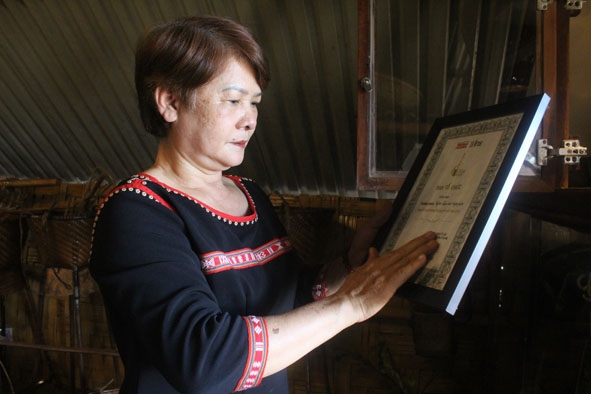 Bà Nguyễn Thị Minh Ngẫu - người bạn đời của cố NSND Y Moan bên những kỷ vật của chồng.