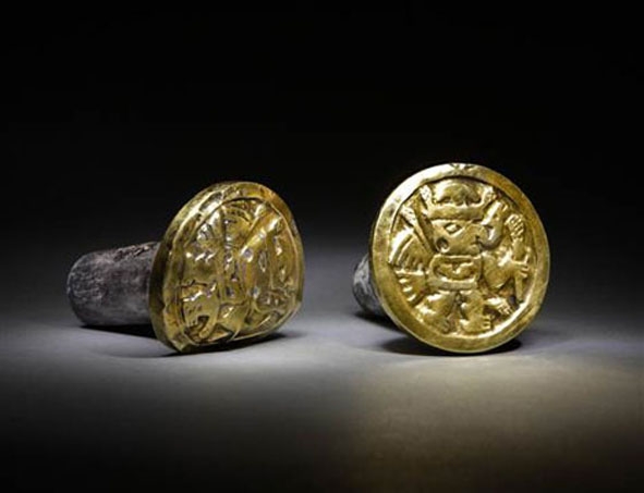 Đôi bông tai bằng vàng, bạc được tìm thấy trong hầm mộ ECH.