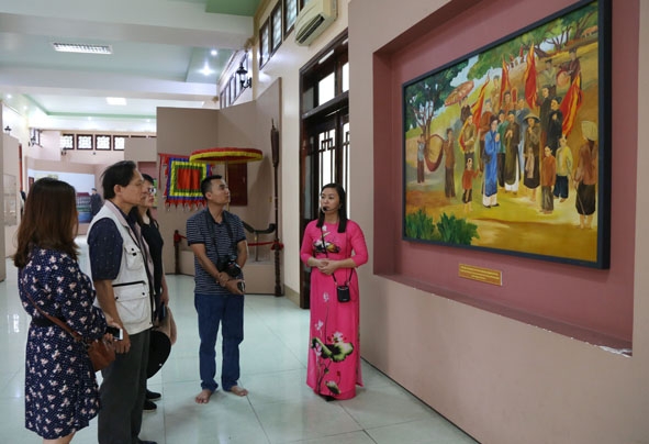 Du khách tham quan khu trưng bày hình ảnh, hiện vật về Bác và quê hương Bác Hồ  tại Khu di tích cụ Phó bảng Nguyễn Sinh Sắc.