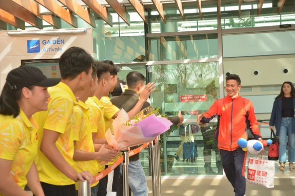 Nhà vô địch SEA Games 30 Phạm Bá Hợi rạng rỡ trong ngày chiến thắng trở về. 
