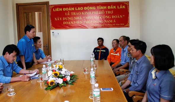 Chủ tịch LĐLĐ tỉnh Nguyễn Công Bảo thăm hỏi công nhân Công ty Cổ phần Thép Đông Nam Á bị ảnh hưởng bởi dịch bệnh Covid-19. 