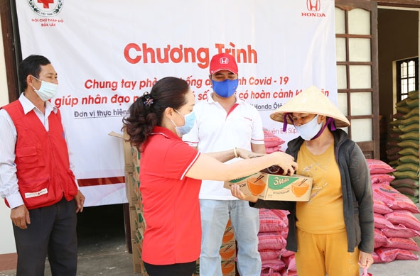 Lãnh đạo Hội Chữ thập đỏ tỉnh trao quà tặng người dân Ea Súp.  
