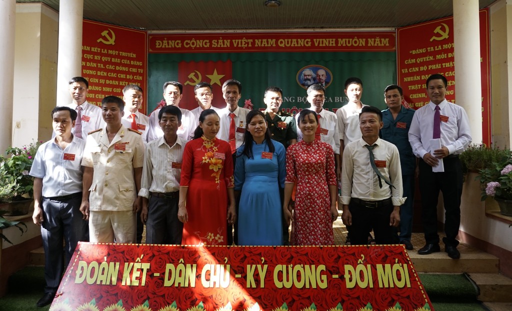Ban chấp hành Đảng bộ xã Ea Bung khóa IX và đoàn đại biểu dự Đại hội Đảng bộ huyện lần thứ XI ra mắt nhận nhiệm vụ