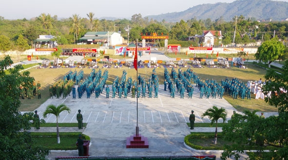 Cán bộ, chiến sĩ lực lượng vũ trang huyện Krông Bông tại Lễ ra quân huấn luyện năm 2019. Ảnh: Trần Tấn 