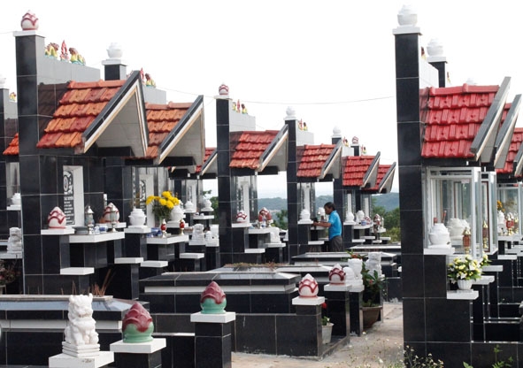 Các phần mộ ở Nghĩa trang tập trung huyện Krông Búk được xây dựng theo đúng quy cách. 