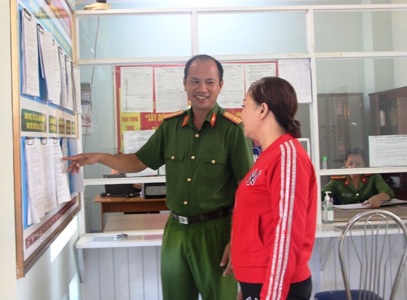 Công an phường Ea Tam hướng dẫn người dân các thủ tục niêm yết tại bộ phận  một cửa tiếp dân.