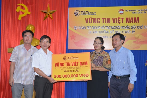 Ông Lê Văn Một (thứ hai từ trái sang), Trưởng Văn phòng Tây Nguyên, Khối bất động sản Tập đoàn T&T Group trao tượng trưng số tiền hỗ trợ cho tỉnh Đắk Lắk.