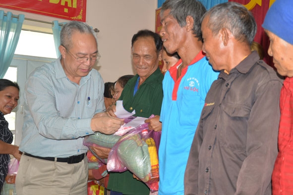 Phó Chủ tịch Thường trực Ủy ban MTTQ Việt Nam tỉnh Lê Xuân Sương trao quà của Tập đoàn T&T Group hỗ trợ các hộ dân tại xã Đắk Phơi.
