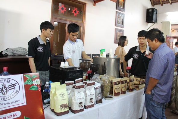 Các sản phẩm cà phê của Công ty TNHH  Sản xuất và Thương mại Vương Thành Công được giới thiệu tại hội nghị về nông sản hữu cơ của tỉnh.