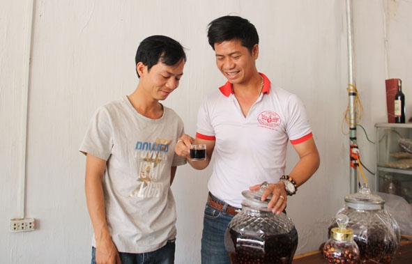 Anh Lê Văn Vương giới thiệu sản phẩm rượu cà phê cho khách hàng.