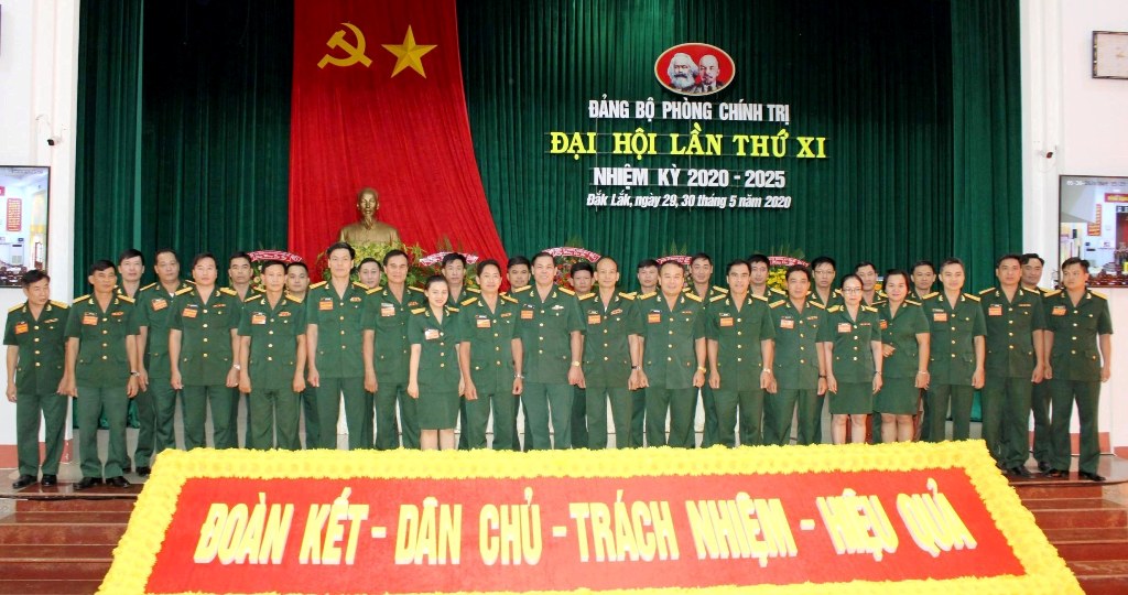 Lãnh đạo Đảng ủy Quân sự tỉnh chụp ảnh với Ban chấp hành mới và đoàn đại biểu dự Đại hội Đảng bộ Quân sự tinh 