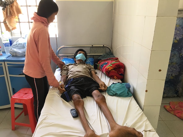 Anh Nguyễn Văn Thanh trong một lần điều trị tại Trung tâm Y tế huyện M'Đrắk. 