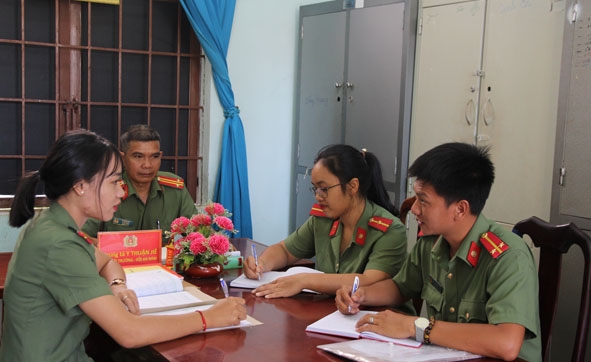 Trung úy Lê Văn Biển (bìa phải) cùng Đội An ninh họp triển khai nhiệm vụ công tác.   