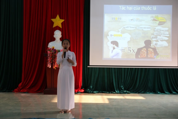 Học sinh Trường THPT Hồng Đức (TP. Buôn Ma Thuột) thuyết trình về tác hại thuốc lá tại Hội thi “Học sinh THPT tìm hiểu Luật PCTHTL”. Ảnh: Đình Thi