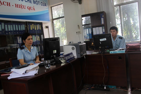 Cán bộ  Cục Hải quan  tỉnh Đắk Lắk  kiện toàn  hồ sơ trước khi kiểm tra  hàng hóa sau thông quan. 