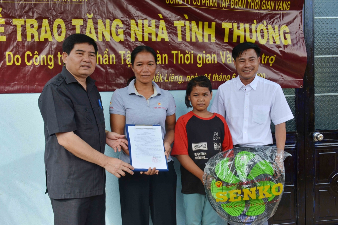 Trao nhà tình thương cho gia đình chị H Wing Byang, dân tộc Ê Đê, buôn Bàng, xã Đắk Liêng, huyện Lắk. 