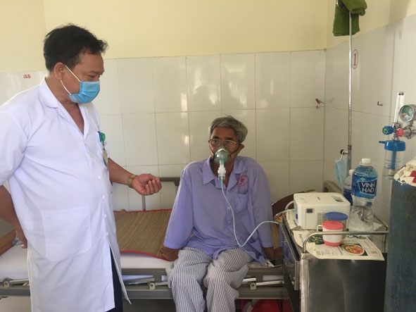 Bệnh nhân đang điều trị bệnh phổi tắc nghẽn mãn tính tại Bệnh viện Lao và bệnh Phổi tỉnh.