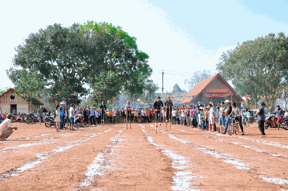 Nhà văn hóa cộng đồng buôn Ea Nao (Ea Tu, TP. Buôn Ma Thuột), nơi diễn ra thường xuyên các hoạt động văn hóa - thể thao của cộng đồng.
