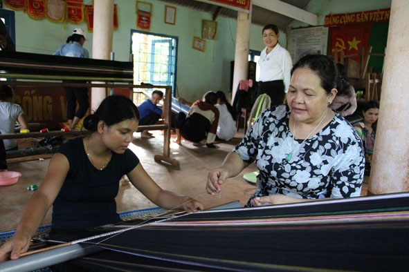 Lớp dạy nghề  dệt thổ cẩm  ở xã Ea Knuếc.   