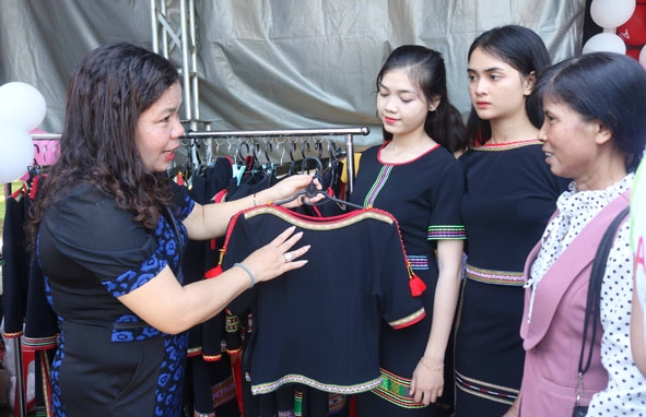 Giới thiệu sản phẩm khởi nghiệp của phụ nữ dân tộc thiểu số huyện Cư Kuin.   Ảnh: Vân Anh