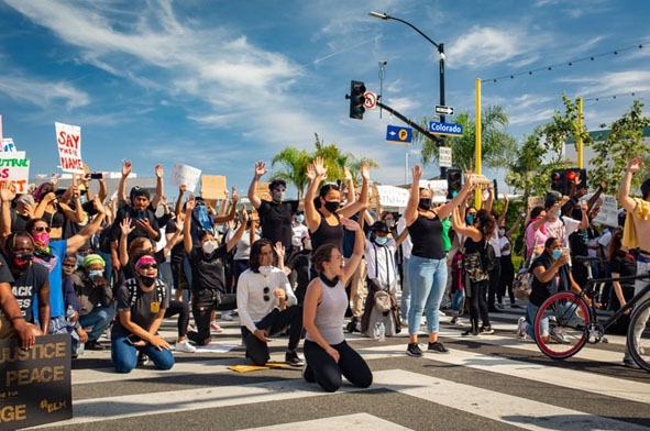 Người biểu tình tuần hành tại Santa Monica, Los Angeles.  Ảnh: Getty Images