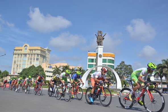 Các tay đua dự Giải đua xe đạp Cúp truyền hình HTV trên cung đường qua TP. Buôn Ma Thuột. 