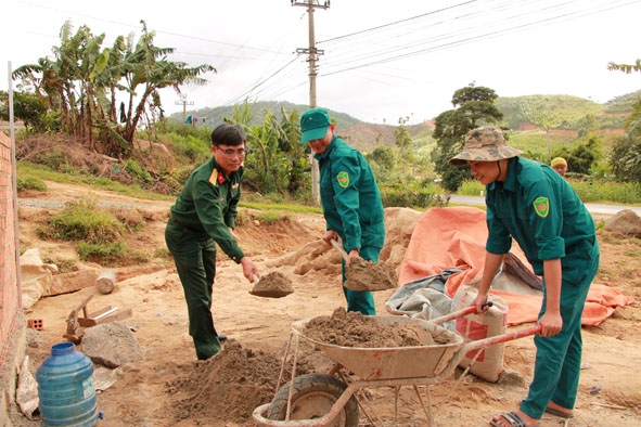 Cán bộ, chiến sĩ Ban Chỉ huy Quân sự huyện M'Đrắk giúp hộ nghèo xây dựng nhà ở.