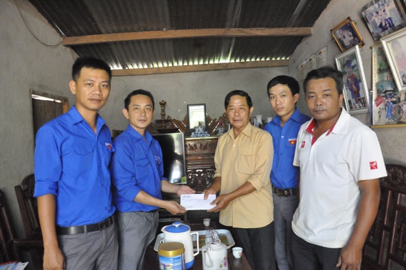 Đoàn cơ sở Công ty Điện lực Đắk Lắk và Chi đoàn Điện lực Ea Súp trao tiền hỗ trợ gia đình  em Nguyễn Tiến Đạt – nạn nhân của một vụ tai nạn điện. 