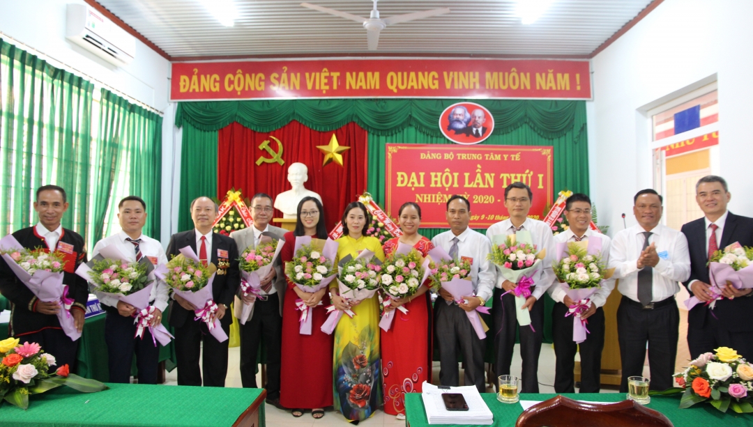 Ban Chấp hành Đảng bộ Trung tâm Y tế huyện Lắk và Đoàn đại biểu dự đại hội cấp trên ra mắt đại hội.