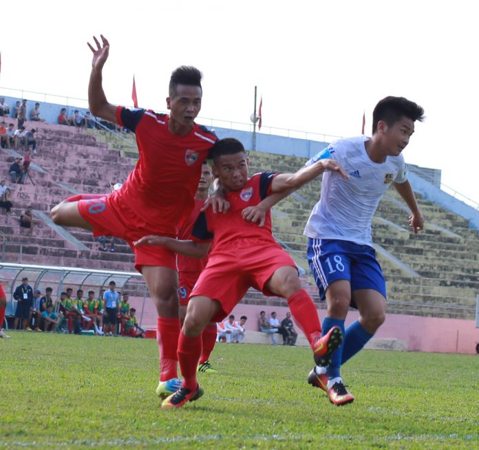 Các cầu thủ Đắk Lắk (áo đỏ) đối đầu với Huế trong mùa giải 2019 trên Sân vận động Buôn Ma Thuột.