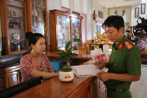 Cán bộ Công an thị trấn Phước An kiểm tra thực tế tại Khách sạn Phước Nguyên. 