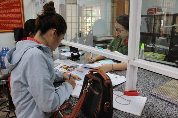 Người dân thực hiện thủ tục hành chính tại trụ sở Công an thị trấn Phước An.