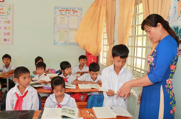 Cô và trò Trường Tiểu học Võ Thị Sáu (xã Cư M'ta, huyện M'Đrắk) luôn nỗ lực nâng cao chất lượng dạy và học.   