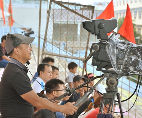 Phóng viên Đài Phát thanh - truyền hình Đắk Lắk tác nghiệp tại Sân vận động Buôn Ma Thuột.