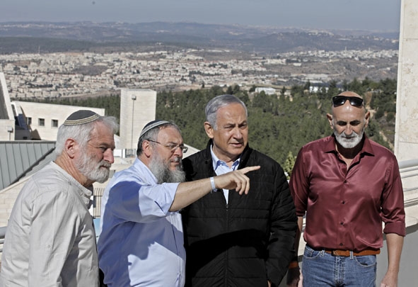 Thủ tướng Israel Benjamin Netanyahu (thứ hai từ phải sang) trong một chuyến thị sát khu định cư Alon Shvut  ở Bờ Tây.    Ảnh: AFP/TTXVN
