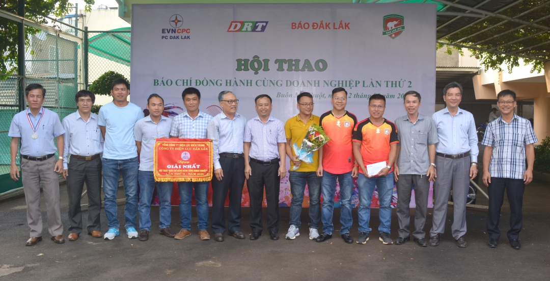 Ban tổ chức trao giải cho đội đoạt giải Nhất môn bóng đá mini.