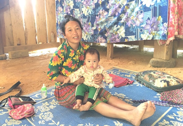 Mẹ con chị Giàng Thị Cá ở thôn Ea Krông (xã Cư San) nhờ được truyền máu kịp thời  đã 