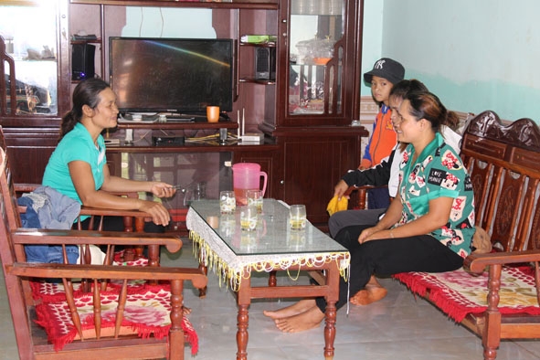 Chị H’Nhem Btô (bên trái) đến thăm hỏi gia đình hội viên trong buôn.  