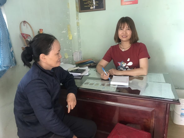Chị Phạm  Thị Vui  (bên phải) chia sẻ  kinh nghiệm chăn nuôi cùng  khách hàng.