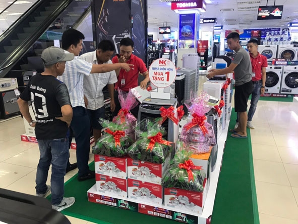 Nhiều chương trình ưu đãi mua sắm đang diễn ra tại Nguyễn Kim Buôn Ma Thuột.   