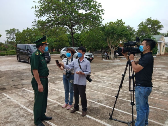 Phóng viên và cộng tác viên của Báo Đắk Lắk tác nghiệp về phòng, chống dịch Covid-19.  Ảnh: Kim Bảo
