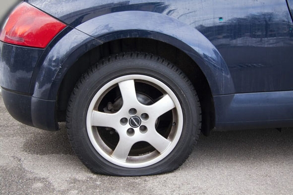 on người sẽ không lo  về vấn đề  thủng lốp xe  khi lốp xe  được chế tạo  từ loại cao su  tự liền.