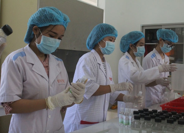 Sinh viên  Trường Đại học Buôn Ma Thuột pha chế dung dịch nước rửa tay  sát khuẩn.