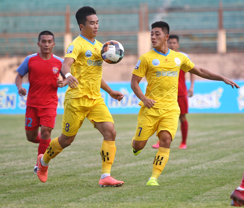 Các cầu thủ Sanna Khánh Hòa (áo vàng) trong một pha tấn công khung thành đội khách Đắk Lắk. Ảnh: VPF