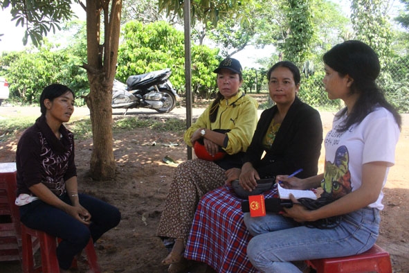 Chị H’Jiêng Cil (bìa trái) ở buôn Jiê Yuk, xã Đắk Phơi (huyện Lắk) kể lại tai nạn đuối nước của con mình.   