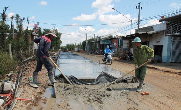 Người dân xã Ea Hu (huyện Cư Kuin) thực hiện bê tông hóa đường nông thôn.