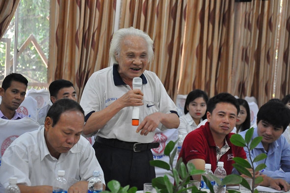 Nhà thơ, nhà báo Hữu Chỉnh phát biểu tại Hội nghị gặp mặt cộng tác viên do Báo Đắk Lắk tổ chức.                                                                                                                                                                                          Ảnh: Hoàng Gia