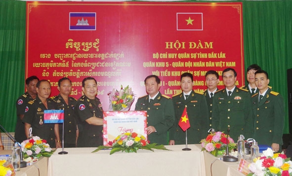 Đại tá Lê Mỹ Danh, Chỉ huy trưởng Bộ Chỉ huy Quân sự tỉnh, Trưởng đoàn Đoàn công tác Bộ Chỉ huy Quân sự tỉnh trao quà tặng Tiểu khu Quân sự Mondulkiri (Campuchia). Ảnh: Trung Thông